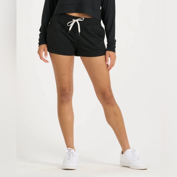 Vuori Pants - Women’s Vuori Halo Performance Shorts ~ Size Medium ~ NWT